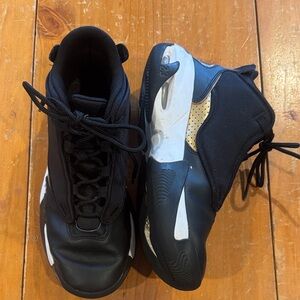Air Jordan Max Aura 4 'Black Metallic Gold